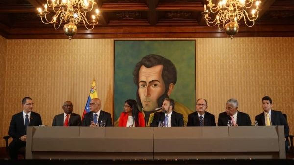 Gobierno y oposición de Venezuela instalan mesa de negociación y anuncian acuerdos parciales