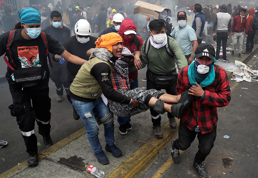 Gas lacrimógeno, represión policial y barricadas: Ecuador en protesta contra el ‘paquetazo’