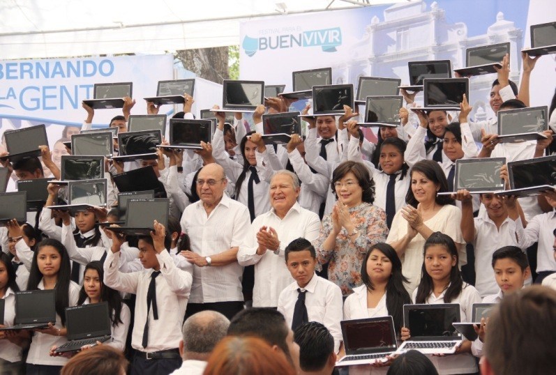 Resultado de imagen de un niño una niña una computadora"