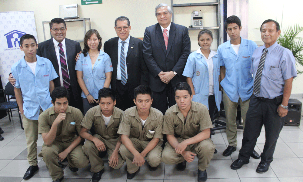 Fondo Social entrega donativo a centros educativos 