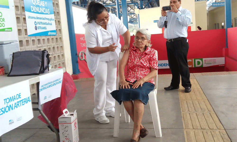 Jornada de salud beneficia a usuarios del SITRAMSS 