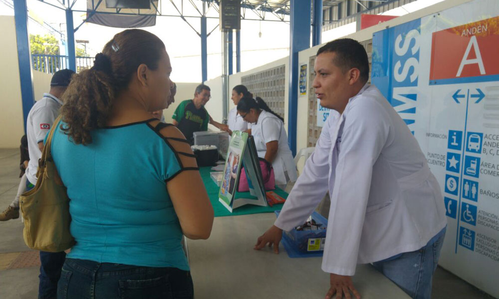 Vacunación y educación preventiva en estación del SITRAMSS 