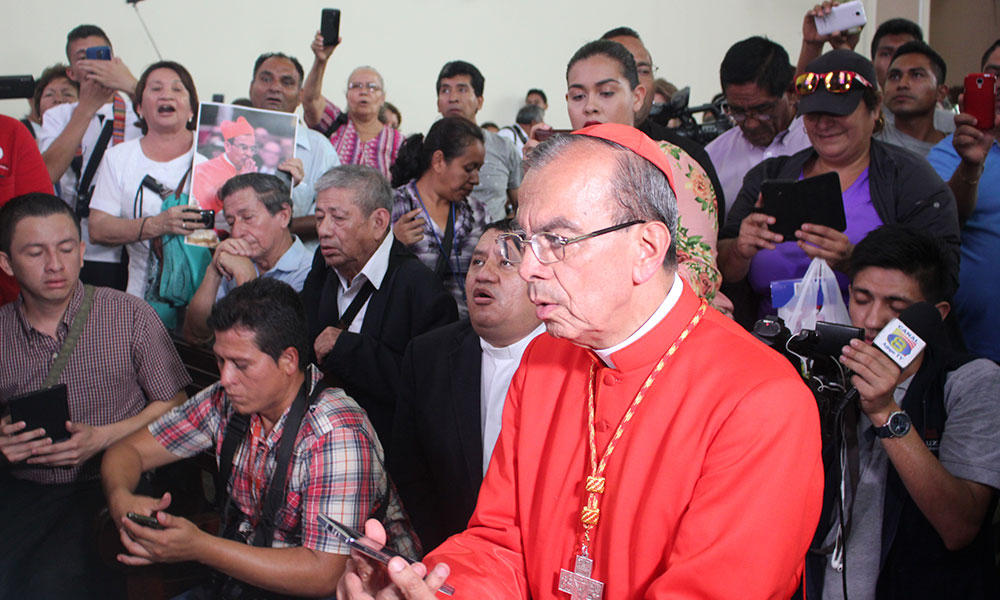 Foto VD/ Cardenal Gregorio Rosa Chavéz, en la cripta de Monseñor Romero.