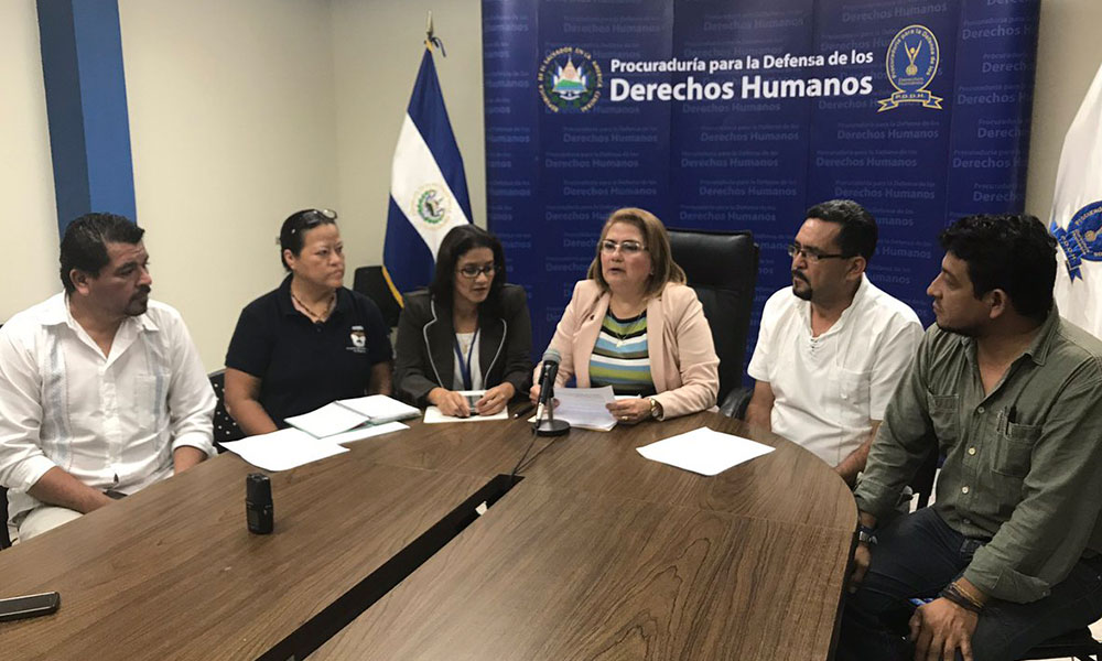 Procuradora para la Defensa de los Derechos, Raquel de Guevara, (al centro).