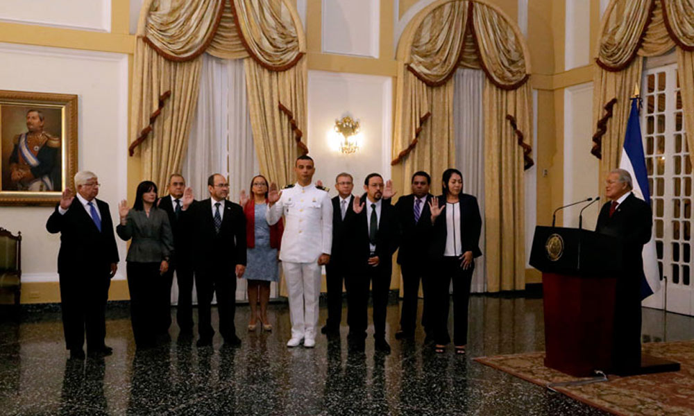 Presidente juramenta nuevos funcionarios 