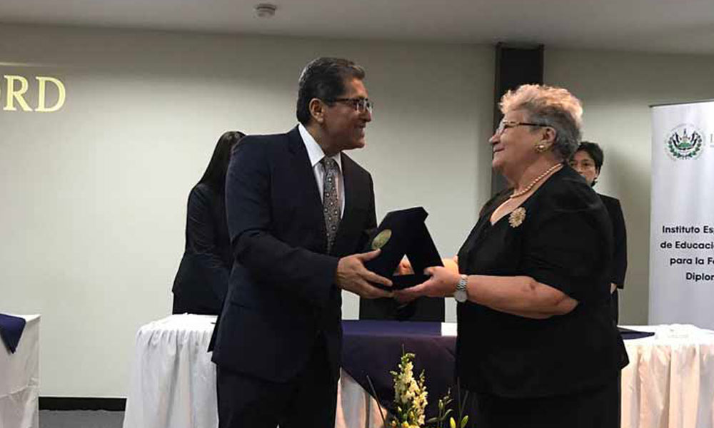 El Salvador distingue tradición del servicio exterior de Cuba