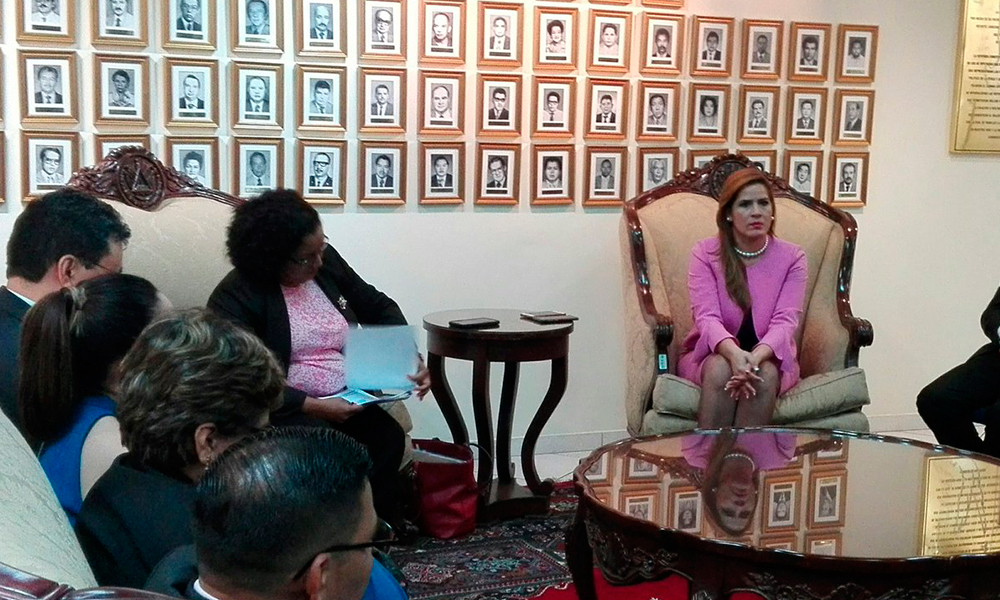 EEUU arresta a funcionario que abusó de menores en centros de detenció