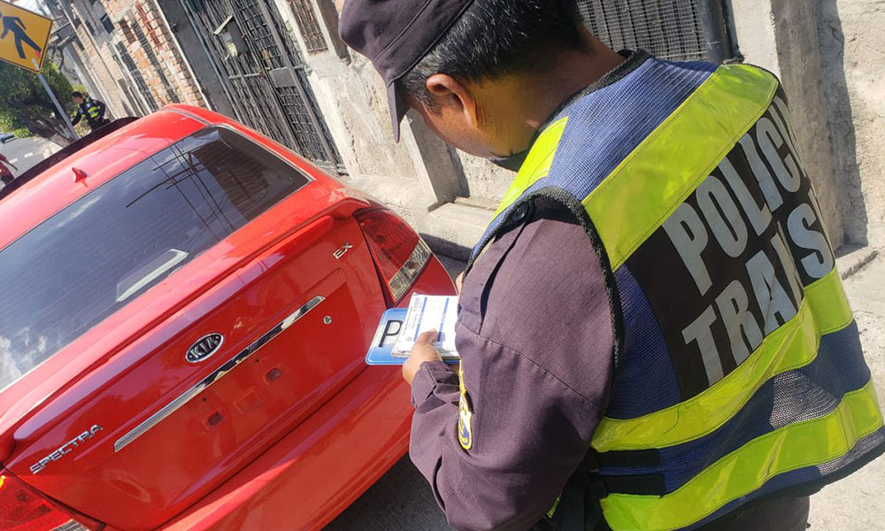 Multan a conductores que se estacionan en aceras 